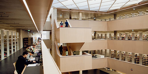 Die Universitäts- und Landesbibliothek umfasst auf rund 20.000 m² Nutzfläche Platz für über  2,4 Millionen Medien und 700 Arbeits- und Leseplätze. Bild: Katrin Binner