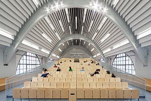 Vorlesungen in historischen Räumlichkeiten: Georg-Wickop-Hörsaal im Maschinenhaus. Bild: Thomas Ott
