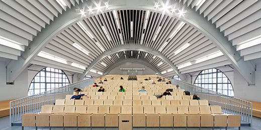 Vorlesungen in historischen Räumlichkeiten: Georg-Wickop-Hörsaal im Maschinenhaus. Bild: Thomas Ott