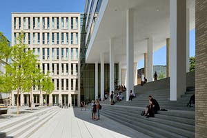 Große Freitreppe, die zum Verweilen einlädt: Lesehof der Universitäts- und Landesbibliothek. Bild: Thomas Ott