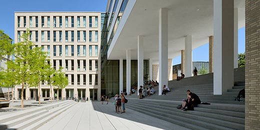 Große Freitreppe, die zum Verweilen einlädt: Lesehof der Universitäts- und Landesbibliothek. Bild: Thomas Ott