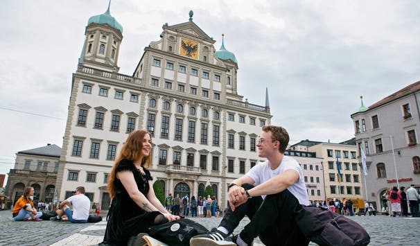 Das Stadtzentrum von Augsburg: historische Gebäude, kleine Cafés und jede Menge Kultur