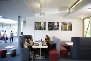 Sitzgruppe in der Wirtschaftswissenschaftlichen Fakultät