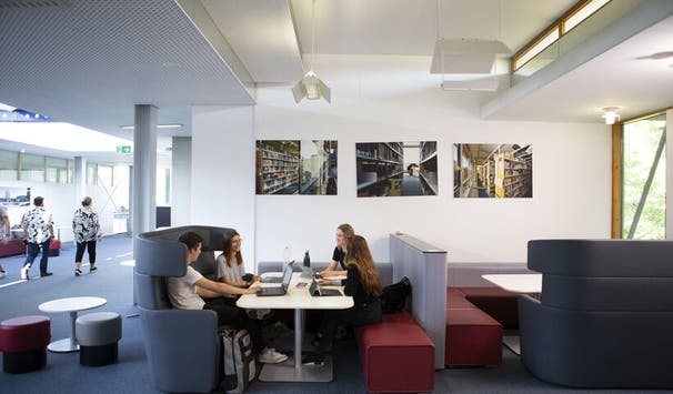 Sitzgruppe in der Wirtschaftswissenschaftlichen Fakultät