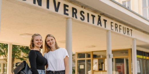 vor dem Haupteingang