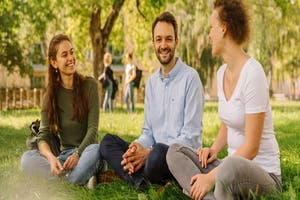 Studierende mit Dozent auf dem Campus