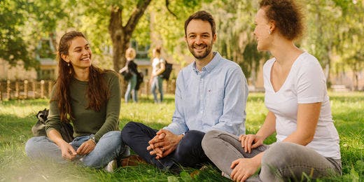 Studierende mit Dozent auf dem Campus