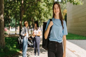 vor dem KIZ-Gebäude