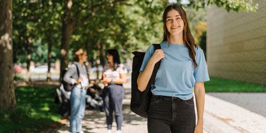 vor dem KIZ-Gebäude