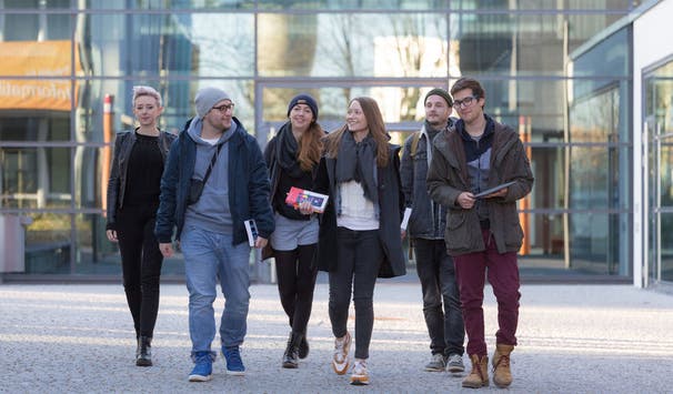 Kurze Wege machen den Campus zum Begegnungsort. Foto: Matthias Leo