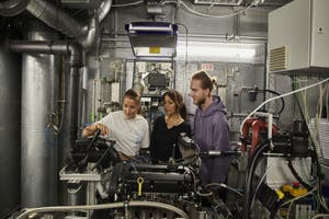 Wir lehren praxisnah: In kleinen Gruppen arbeitest du an konkreten Projekten.