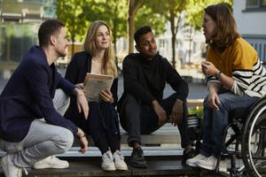 Auf unserem Campus kannst du Freund*innen treffen, mit Kommiliton*innen das nächste Referat planen oder einfach bis zur nächsten Vorlesung entspannen.