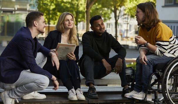 Auf unserem Campus kannst du Freund*innen treffen, mit Kommiliton*innen das nächste Referat planen oder einfach bis zur nächsten Vorlesung entspannen.