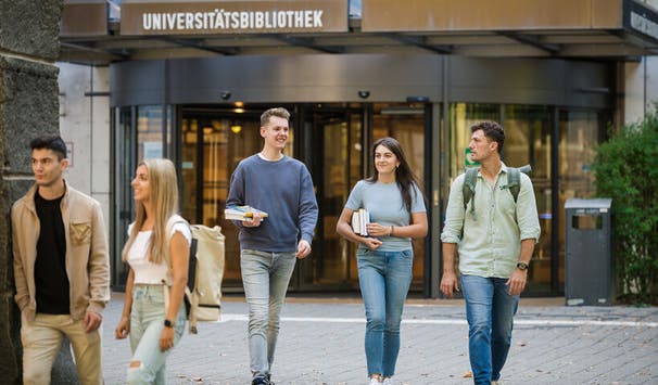 Die Universitätsbibliothek ist mitten auf dem Campus Philosophikum I gelegen. Hier stehen zahlreiche Lese- und Arbeitsplätze, und auch buchbare Gruppenarbeitsräume zur Verfügung. Foto: Katrina Friese