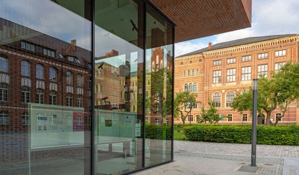 Studieren in modernen und historischen Gebäuden