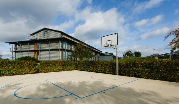 Wohnhaus Schwerin und Basketballplatz