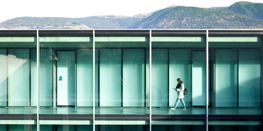 Campus Brixen: zeitgenössiche Architektur und Berglandschaft