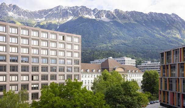 Direkt neben dem altehrwürdigen Hauptgebäude befindet sich das derzeit neueste Gebäude der Universität: Das Ágnes-Heller-Haus.