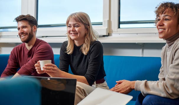 Immer einen Besuch wert: "Die Oase" – unsere Mensa am Departement Wirtschaft und Ort zum Netzwerken, Entspannen und Pläne schmieden.