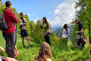 Bei Exkursionen lernen Studierende die Praxis vor Ort kennen, nicht zuletzt auch über Feldforschung.