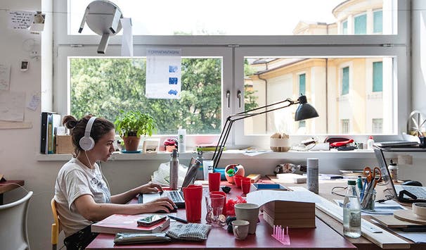 Alle Studierenden erhalten einen eigenen Arbeitsplatz in einem Atelier.