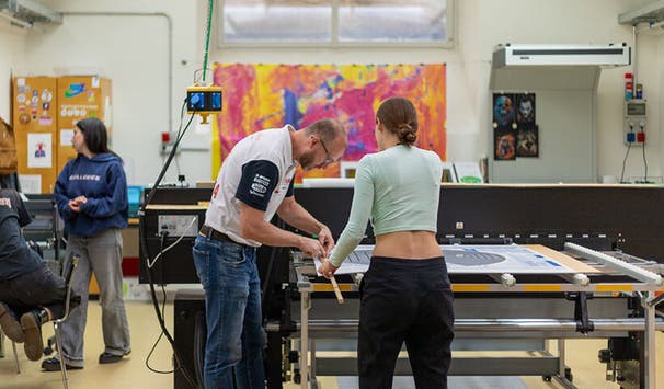 Studierenden des Bachelors in Design stehen professionelle Werkstätten zur Verfügung, um ihre gestalterischen Ideen in die Realität umzusetzen.