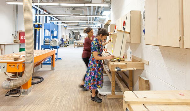 Studierenden des Bachelors in Design stehen professionelle Werkstätten zur Verfügung, um ihre gestalterischen Ideen in die Realität umzusetzen.