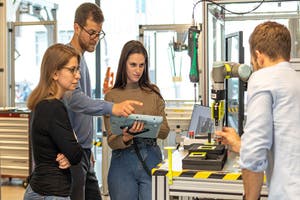 Die Studierenden können ein duales Studienprogramm wählen, bei dem sie Studium und Beruf kombinieren.