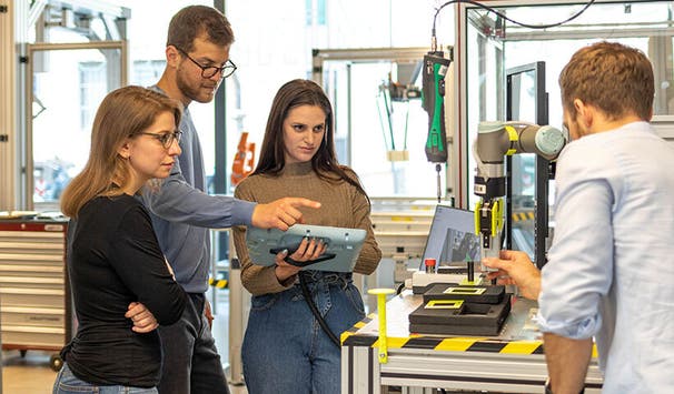 Die Studierenden können ein duales Studienprogramm wählen, bei dem sie Studium und Beruf kombinieren.