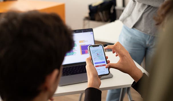 Begleitend zu jeder Vorlesung wird ein Lab angeboten, in dem Studierende die erlernte Theorie in die Praxis umsetzen.