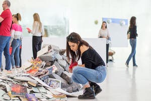 Ein Pflichtpraktikum von mindestens 300 Stunden im In- oder Ausland ist Teil des dreijährigen Studiums.