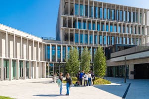 Der Studiengang Tourismus-, Sport- und Eventmanagement ist in Bruneck angesiedelt. Der Großteil der Vorlesungen findet im NOI Techpark Bruneck (im Bild) statt.