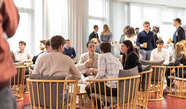 Der Studienplan hat einen praxisorientierten Ansatz, Studierende entwickeln Fähigkeiten im analytischen Denken und in der Entscheidungsfindung.