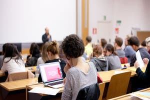Wir bieten ein exklusives Double-Degree-Programm in Zusammenarbeit mit zwei renommierten Universitäten in den Vereinigten Staaten an.