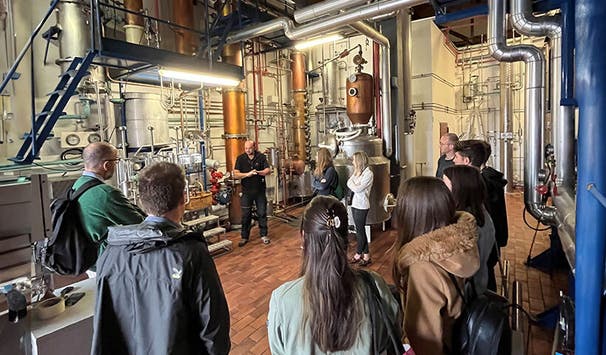 Besuch von Labors, Praktika und Kursen, die auf die Bedürfnisse des Food- und Gastronomiesektors zugeschnitten sind.