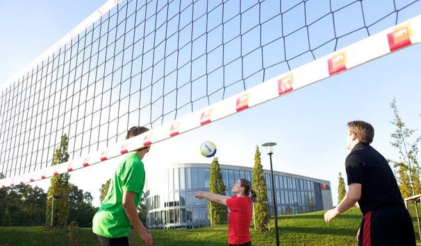 Zwei Sportplätze direkt auf dem Campus