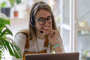 Studentin der Medieninformatik mit Headset beim Studieren
