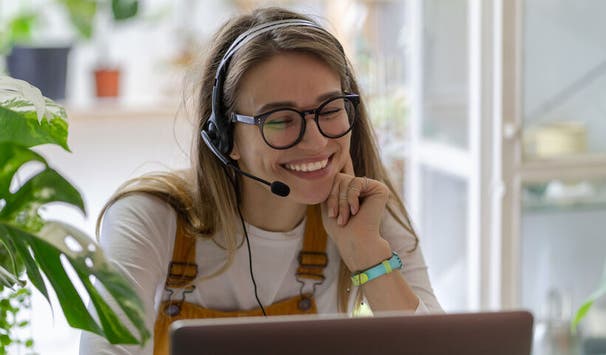 Studentin der Medieninformatik mit Headset beim Studieren