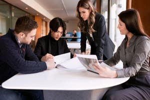 Die Zusammenarbeit in kleinen Gruppen, interaktive Vorlesungen und der persönliche Austausch mit Professoren ist wichtig für den Lernerfolg.