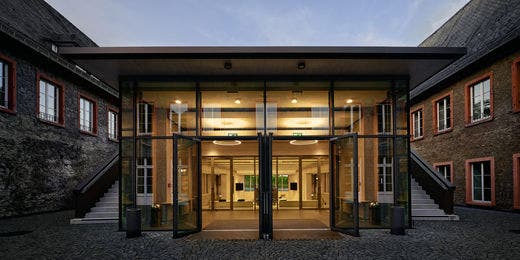 Von dem Netzwerk aus Unternehmen, Kanzleien und EBS Alumni profitieren die Studierenden ein Leben lang.