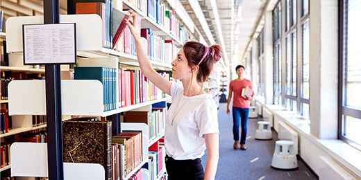In der Universitätsbibliothek, auch kurz "Bib" genannt, stehen über zwei Millionen Bücher und Zeitschriften zur Verfügung. Mit langen Öffnungszeiten und über 2.000 Arbeitsplätzen steht dem Lernen nichts im Wege. 