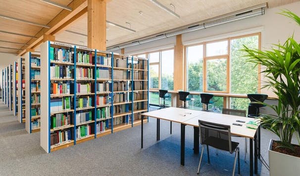 Helle & moderne Bibliotheks- und Lernräume