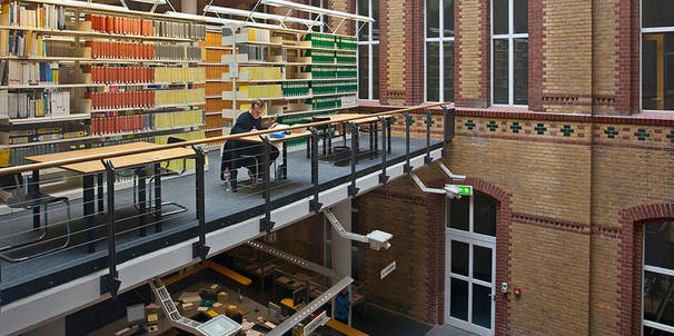 Moderne Hörsäle und Zugang zu zwei Universitätsbibliotheken.