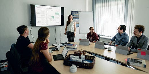 Bei uns studierst du in persönlicher Atmosphäre, indem du dir ein gutes Netzwerk aus Kommilitoninnen und Kommilitonen aufbaust sowie einen kurzen Draht zu deinen Dozierenden hast. Fragen zum Vorlesungsstoff kannst du hier direkt im Anschluss an deine Veranstaltungen persönlich klären.