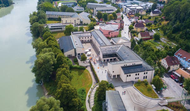 Wunderschöner Campus direkt am Inn