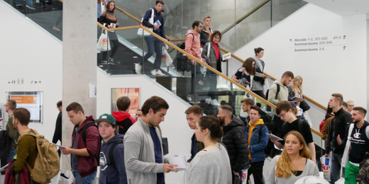 Immer viel los: reges Treiben im Hörsaal- und Medienzentrum