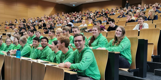 Im großen Hörsaal: unter anderem unsere Fachschaft (in den grünen Pullis)