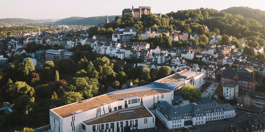 Junges Flair, historische Altstadt, kurze Wege: Marburg ist der perfekte Studienort für dein Chemie-Studium. Foto: Henrik Isenberg