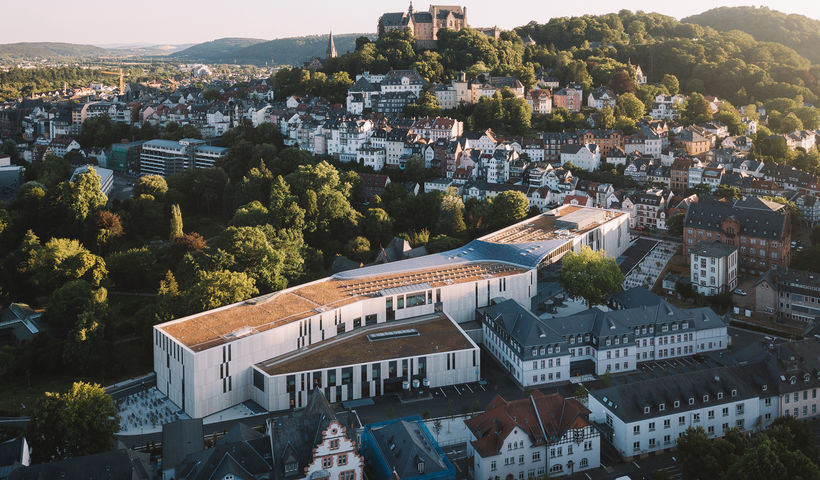 Junges Flair, historische Altstadt, kurze Wege: Marburg ist der perfekte Studienort für dein Geschichtsstudium. Foto: Henrik Isenberg