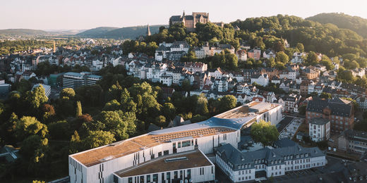 Junges Flair, historische Altstadt, kurze Wege: Marburg ist der perfekte Studienort für dein Geschichtsstudium. Foto: Henrik Isenberg